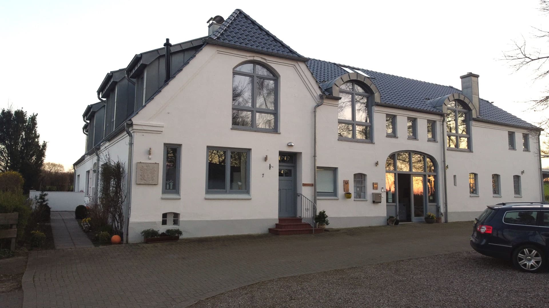 Der Schnogholmer Hof in der Abendsonne