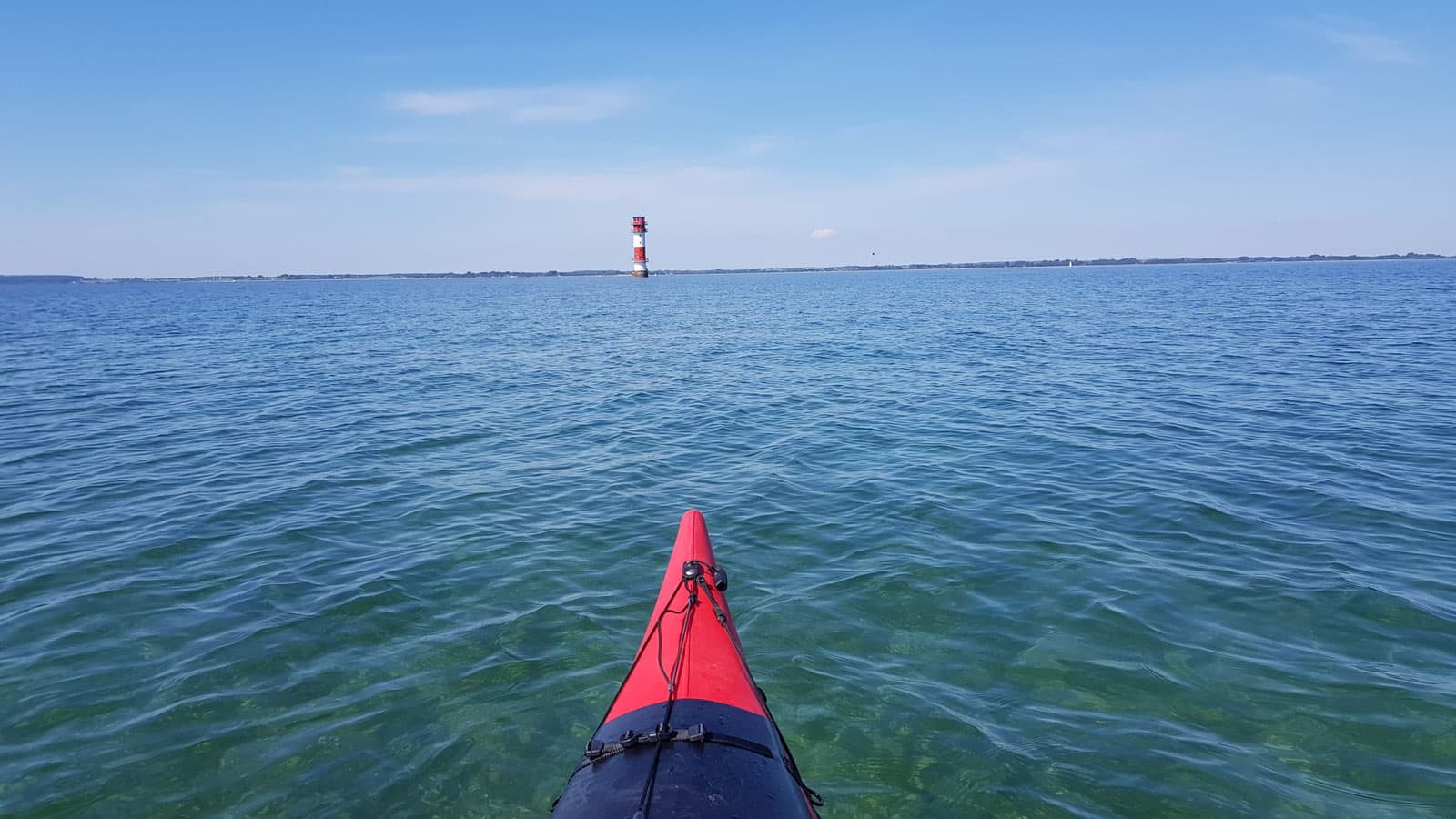 Mit dem Kajak auf der Ostsee vor dem Leuchtturm